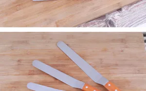 Spatule a gateau en acier inoxydable avec manche en bois pour lissage, ustensile de patisserie.