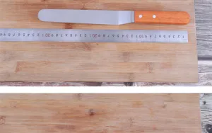 Spatule en acier inoxydable avec manche en bois pour pâtisserie, glaçage de gâteaux et lissage.