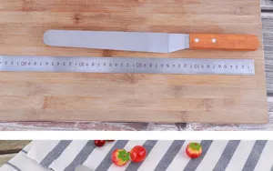 Spatule en acier inoxydable avec manche en bois, couteau à glacer pour pâtisserie.