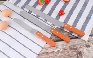 Kit de spatules à gâteau en acier inoxydable avec manche en bois pour pâtisserie et glaçage.