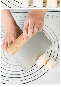 Racloir à pâte en acier inoxydable avec manche en bois pour pâtisserie et découpe de pâte.