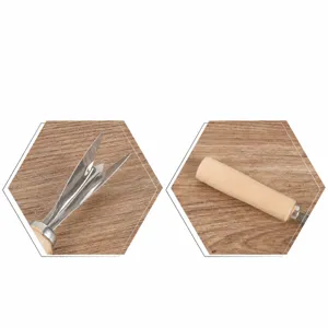 Herramienta de acero inoxidable en forma de V para quitar ojos de piña con mango de madera.