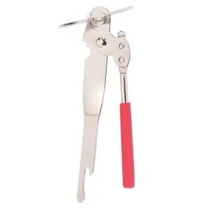Edelstahl manueller Dosenoeffner Detailansicht, ergonomischer roter Griff, Kuechenhelfer.