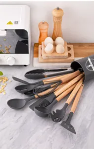Ensemble d'ustensiles de cuisine en silicone avec manches en bois et support de rangement pratique.