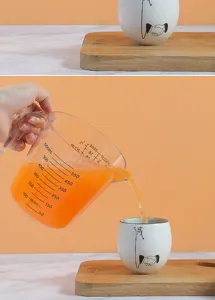 Plastik Messbecher für die Küche mit Griff und klaren Volumenskalen zum Backen und Kochen.