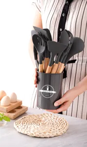 Détail de set d'ustensiles de cuisine en silicone avec spatule et support en bois.