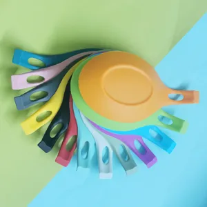 Vista dettagliata del poggiacucchiaio in silicone colorato, supporto per utensili da cucina.