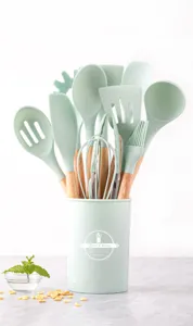 Set d'ustensiles de cuisine en silicone vert menthe avec manches en bois et support, 12 pcs.