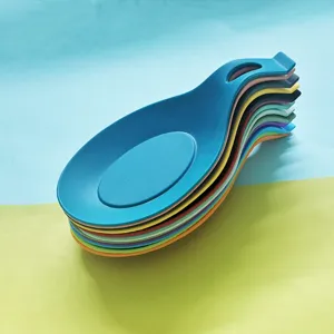 Vista dettagliata del poggiapentole in silicone colorato, supporto per utensili da cucina impilato.