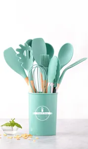 Ensemble d'ustensiles de cuisine en silicone vert menthe avec manche en bois et support.