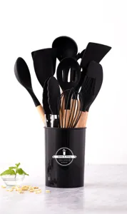 Ensemble d'ustensiles de cuisine en silicone avec manches en bois et seau de rangement.