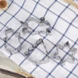 Set di 4 stampini per biscotti natalizi in acciaio inossidabile con fiocco di neve e albero.