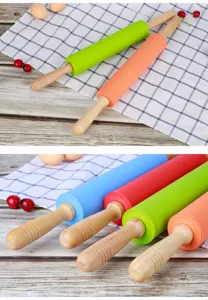 Dettaglio del mattarello in silicone con manico in legno e comodo rullo per dolci.