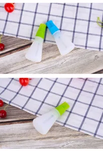 Silicone oil bottle brush with lid and scale for baking, BBQ, and pastry cooking use.