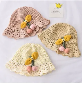 Joli chapeau de soleil pour enfants au crochet avec cerises, idéal pour l'été en extérieur.