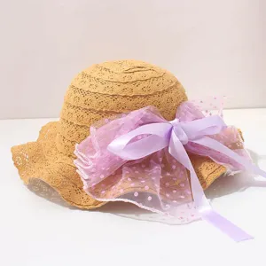Süßer Kinder Strohhut Detail, lila Netzschleife Dekoration für Sommer und Outdoor Spaß.