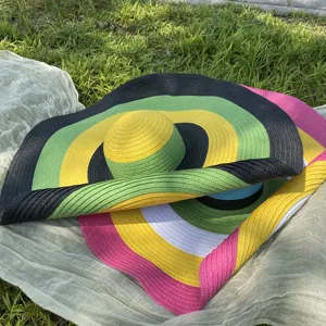 Grote regenboog gestreepte strohoed voor dames, ideale zonbescherming in de zomer.