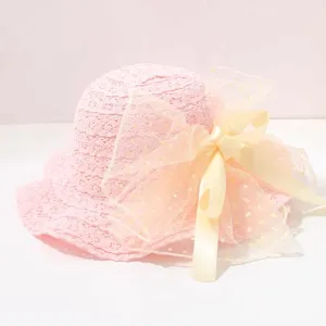 Süßes rosa Spitzen-Babysonnenhut-Detail, süßer Kleinkind-Fischerhut mit großer gelber Schleife.