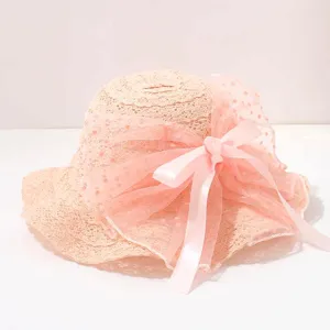 Süßer rosa Kinder Strohhut Detail, mit großer transparenter Schleife und Punkten für Babys.