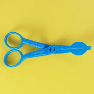 Ciseaux de transfert de fleurs de gateau en plastique bleu pour la cuisson, detail d'outil.