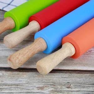 Bunte Silikon Nudelholz mit Holzgriff fuer Backen Kueche Teigwaren Werkzeuge Hauptansicht
