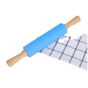 Blaues Silikon Nudelholz mit Holzgriffen zum Backen, antihaftbeschichtetes Küchenwerkzeug.