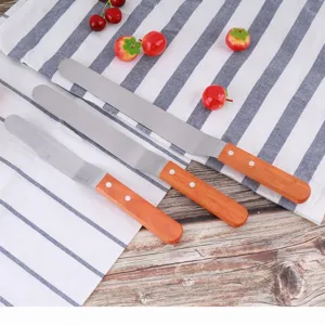 Ensemble de spatules à gâteau en acier inoxydable avec poignées en bois pour pâtisserie.
