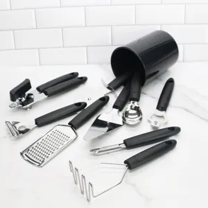 Edelstahl Küchenhelfer Set mit Ständer, Dosenöffner, Sparschäler, Kartoffelstampfer und Reibe.