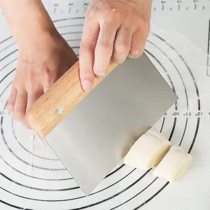 Racloir à pâte en acier inoxydable avec manche en bois pour la pâtisserie et découpe.