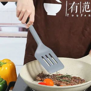 Paletta forata in silicone grigio utensile da cucina per girare bistecca in padella