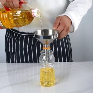 Entonnoir de cuisine en acier inoxydable avec poignée pour le remplissage d'huile.