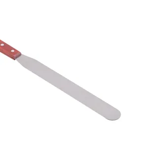 Spatule à gâteau en acier inoxydable avec manche en bois, idéale pour lisser le glaçage pâtissier.