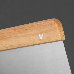 Grattoir à pâte en acier inoxydable avec poignée en bois, coupe-pâte robuste pour cuisine.