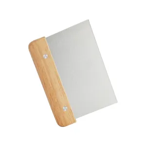 Racloir à pâte en acier inoxydable avec manche en bois pour pâtisserie cuisine.