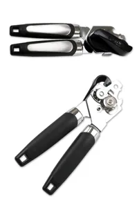 Abrelatas manual de acero inoxidable con mango ergonomico para uso en la cocina.