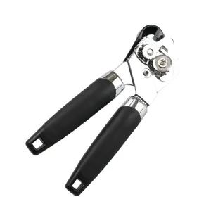Abrelatas manual de acero inoxidable con mango negro para uso práctico en cocina.