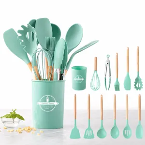 Ensemble d'ustensiles de cuisine en silicone de 12 pièces avec manches en bois et seau.