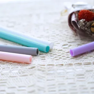 Ensemble de pailles en silicone coloré, souples flexibles pastel écologiques pour boissons.