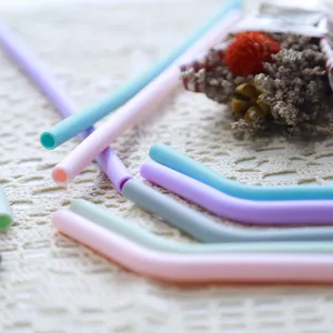 Ensemble de paille à boire en silicone coloré, réutilisable flexible qualité alimentaire.