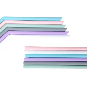 Ensemble de pailles reutilisables en silicone colore, options souples cintrees et droites.