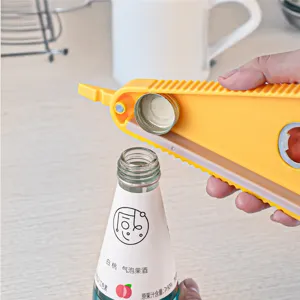 Apribottiglie triangolare multifunzionale con retro magnetico per la cucina e la casa.