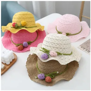 Detailansicht des süßen Kinder-Strohhuts, schöne Erdbeer-Dekoration, Sommer-Strandkleidung.