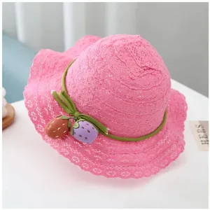 Rosa spitze baby sonnenhut mit süßer erdbeere und grünem band, breite krempe strandkappe.