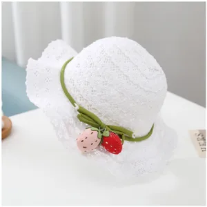 Süßer weißer Spitzen-Sonnenhut für Babymädchen mit grünem Band und Erdbeeren, Strandkappe.