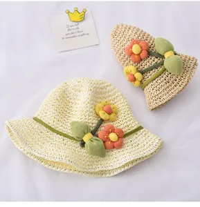 Detailansicht des süßen Babystrohhuts mit floralem Blumendekor für den perfekten Sonnenschutz.