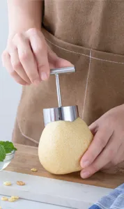Edelstahl Obstkernentferner Detail zeigt das einfache Entfernen von Apfel- und Birnenkernen.