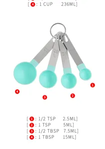 Set di cucchiai misurini in acciaio inossidabile e plastica turchese per cottura in cucina.
