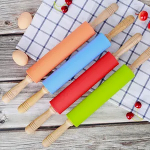 Matterello in silicone con manico in legno antiaderente per stendere la pasta in cucina.