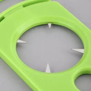 Verde apri-frutto della passione in plastica resistente con lama in acciaio inox per tagliare.