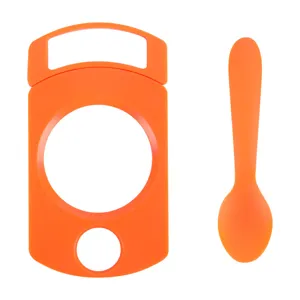 Strumento apri frutto della passione con cucchiaio, tagliatutta in plastica arancione.